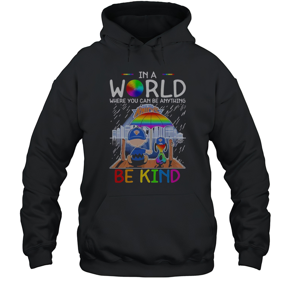 Pretty Charlie Brown And Snoopy New York Knicks In A World Where You Can Be Anything Be Kind T-Shirt Unisex Hoodie