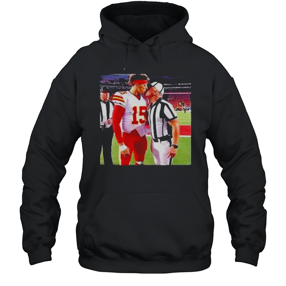 Patrick Mahomes Kissing Nfl Referee Shirt Unisex Hoodie